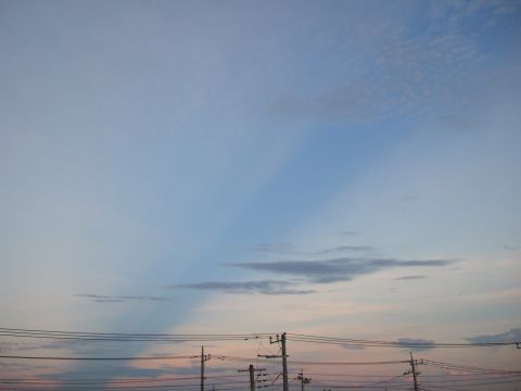 太陽の反対側、夕方の東の空にくっきりと裂け目が見えます（反薄明光線）。