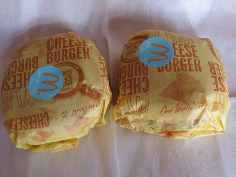 マクドナルドでチーズバーガーを2つ買ってきました。