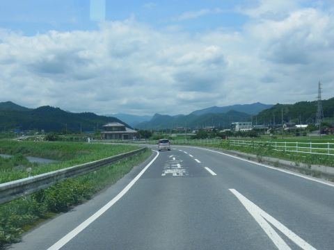 いづるやに向かう栃木県の道