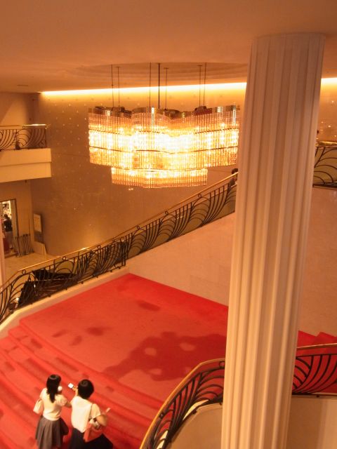 豪華なシャンデリアとレッドカーペットの敷かれたゴージャスな階段。