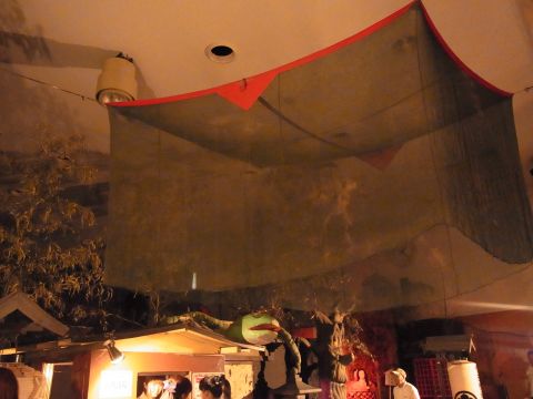 お化け屋敷のチケット売り場前の天井にある蚊帳みたいな飾り付け