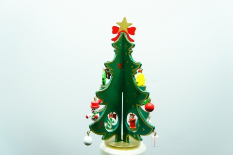 小さなおもちゃのクリスマスツリー