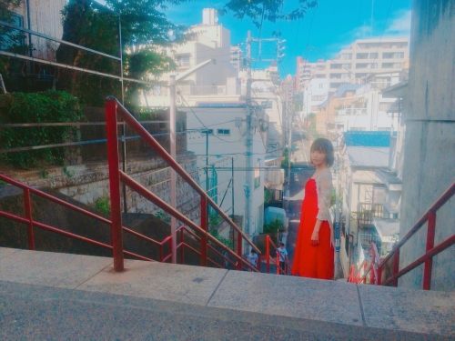 宮脇咲良『君の名は。』聖地の階段へ ヒロイン・三葉と同じ場所に立つ「ヒロインみたい」「絵になる」の声