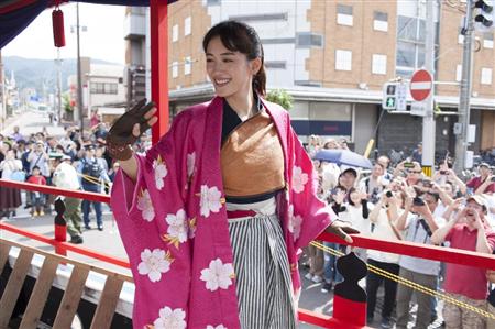 綾瀬はるか、会津まつりに『八重の桜』衣装で参加「すごく懐かしい」