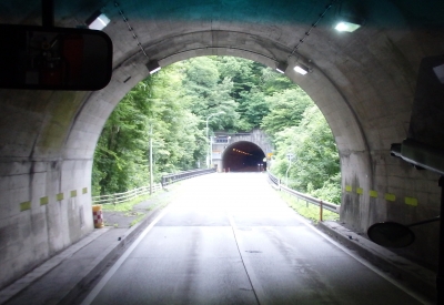 トンネルを抜けるとすぐまたトンネル