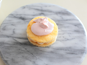 ピンクの簡単２段デコレーションケーキ　レシピ