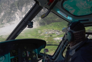 地震後のランタン谷を飛ぶ