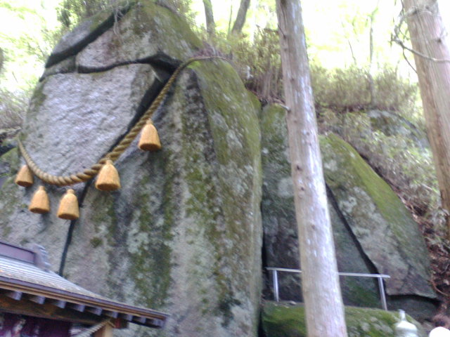 石割神社岩