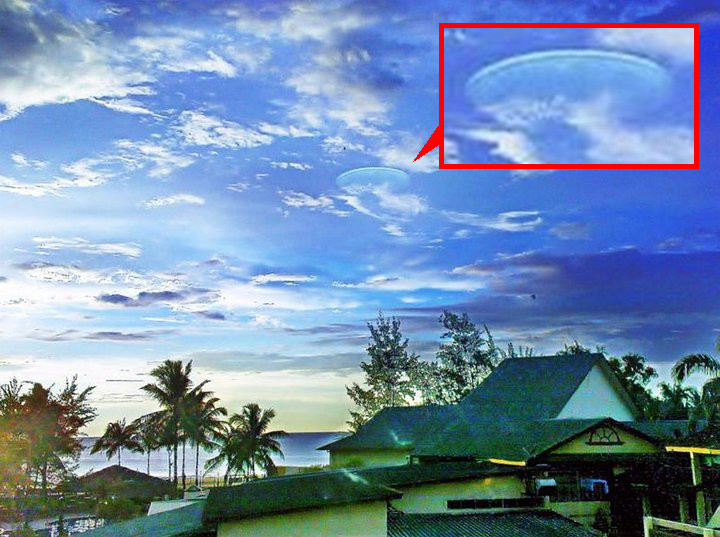 マレーシアのビーチリゾートで、白昼、巨大UFOが撮影される