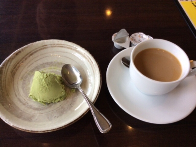 食べかけ抹茶アイスと100円コーヒー