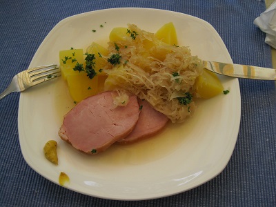 Ｋａｓｓｌｅｒ（カスラー＝塩漬け、燻製の豚肉）とSauerkraut（ザワークラウト＝酢漬けのキャベツ）の煮込み
