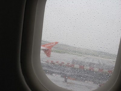ガトウィック空港到着時は予報通りの雨降りでした。 しかもビチョビチョ降り。