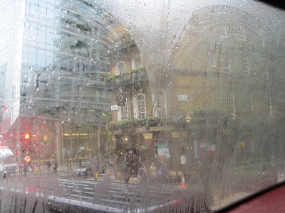 ホテルに向かう二階建てバスの中から見るロンドンの町。 雨がじゃぶじゃぶで