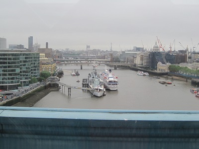 タワーブリッジからの眺め。 あの軍艦博物館、やっぱり気になるなぁ。