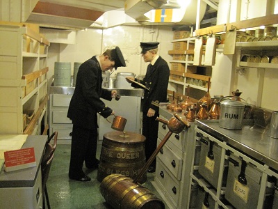 郵便室船では毎日11時（だったかな？←うろ覚え）にラム酒が配られて、 乗組員たちはそれがすごく楽しみだったそうです。