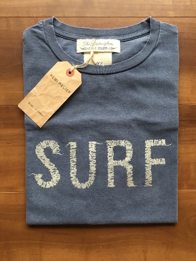 REMI RELIEF（レミレリーフ）のSURFロゴTシャツ①