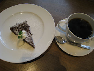 ホットコーヒー　チョコレートケーキ