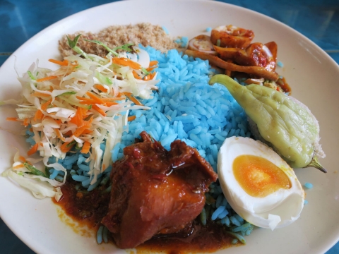 マレーシアの青いご飯
